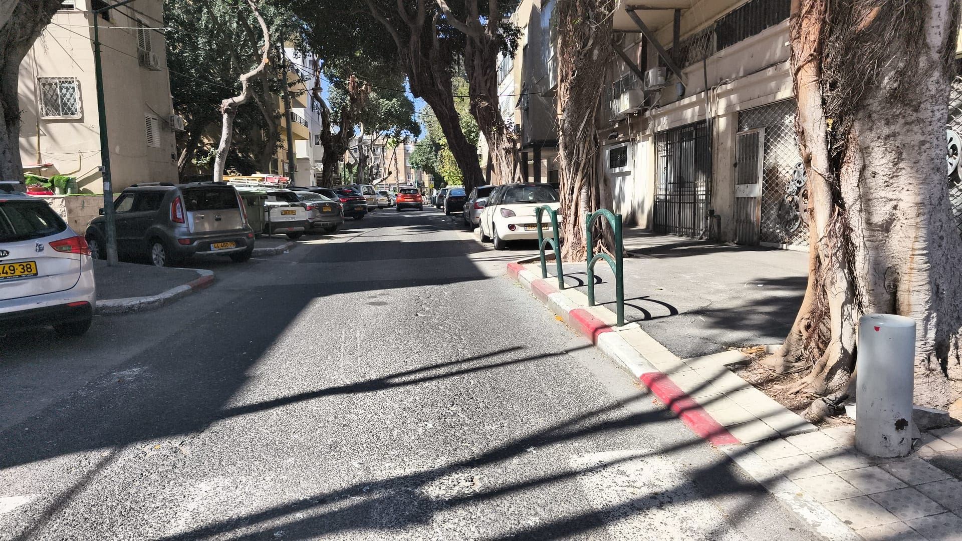 רחוב יוסף ללא מקום חניה (צילום: שמעון שראל)