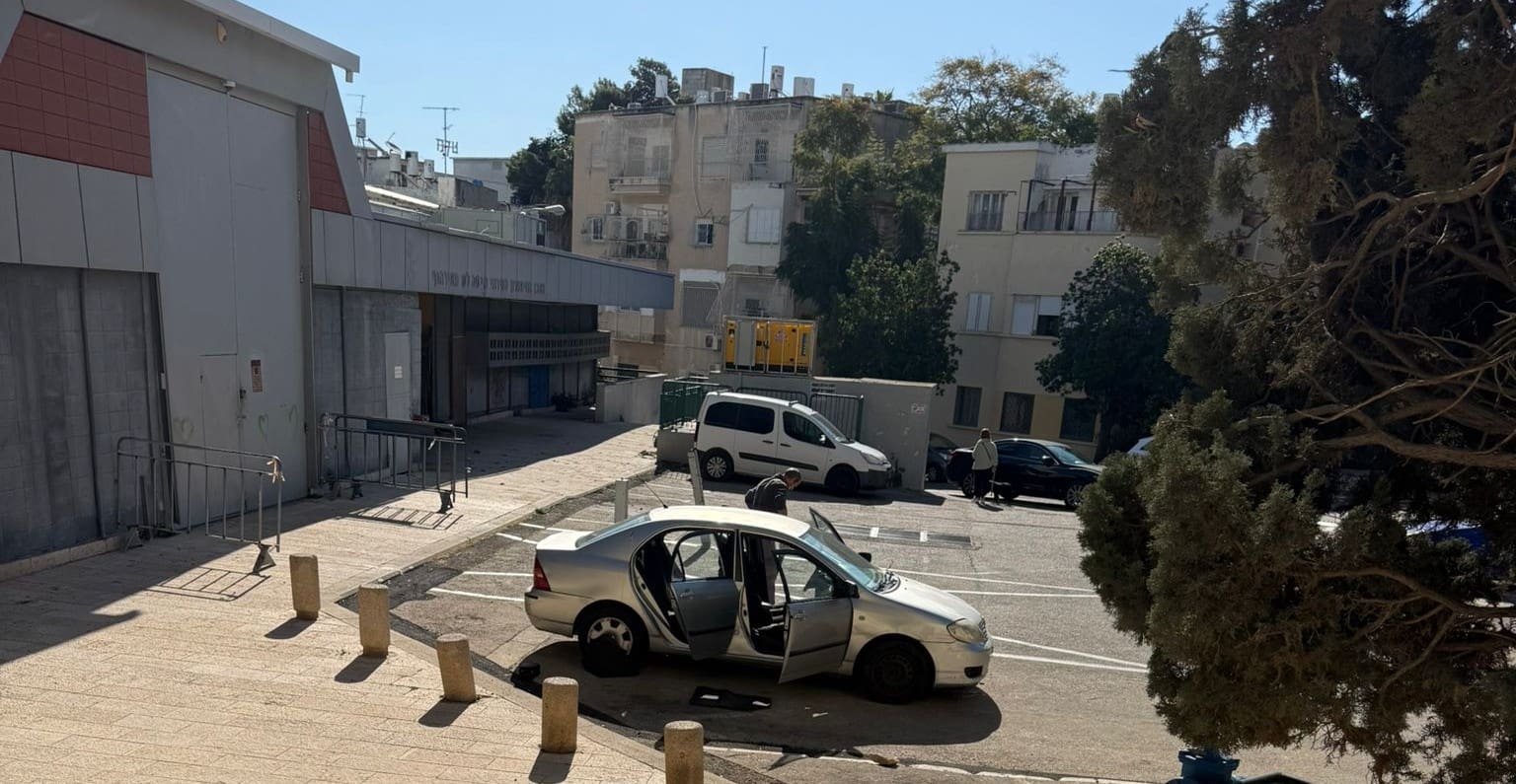מגרש החניה שנשדד מהציבור עי העיריה והתיאטרון ריק כאשר רח' יוסף צפוף ומשווע למקום חניה (צילום: שמעון שראל