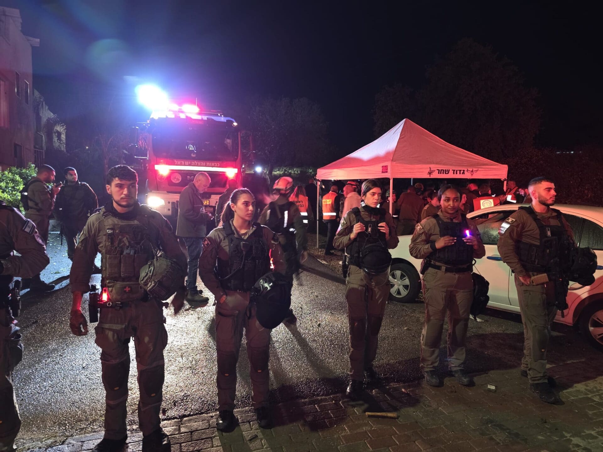 כוח של לוחמי מג״ב בזירת פגיעת טיל איראני בישוב זרזיר - 13/3/26 (צילום: משטרת ישראל)