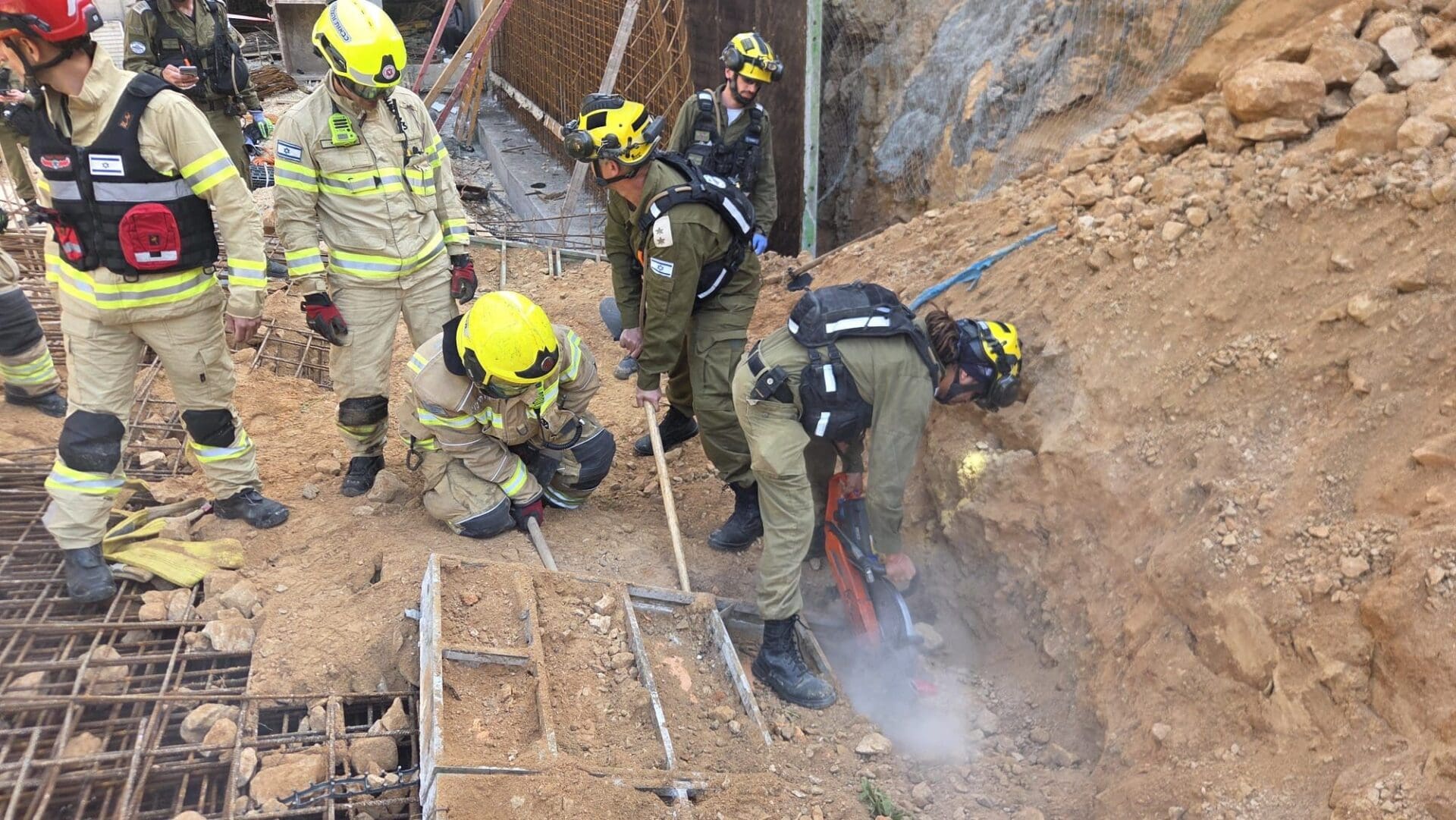 קיר אדמה קרס בנשר - חשד ללכוד במקום 13/3/26 (צילום: כבאות והצלה)