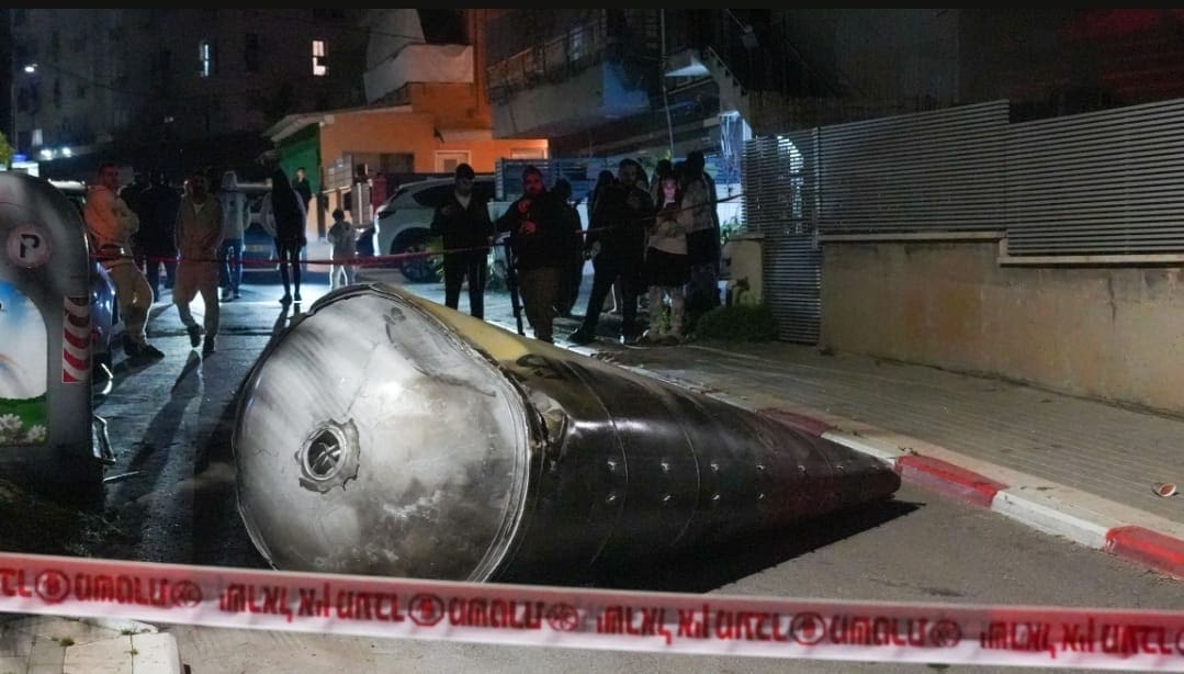 חלק של טיל שנפל באזור הגליל התחתון - 13/3/26 (צילום: משטרת ישראל)