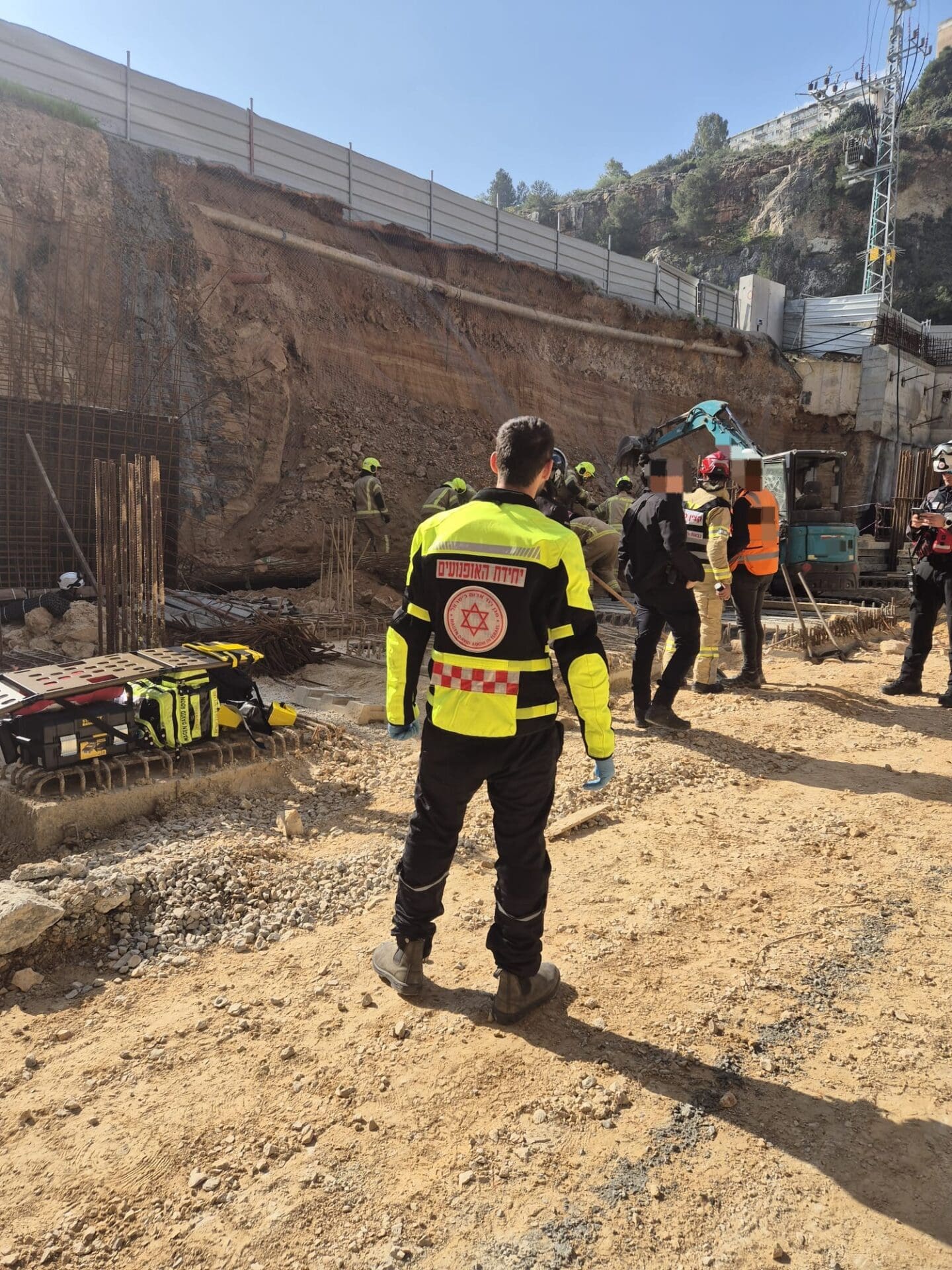 קיר אדמה קרס באתר בנייה בעיר נשר - ניסיון לאתר לכוד 13/3/26 (צילום: מד״א)