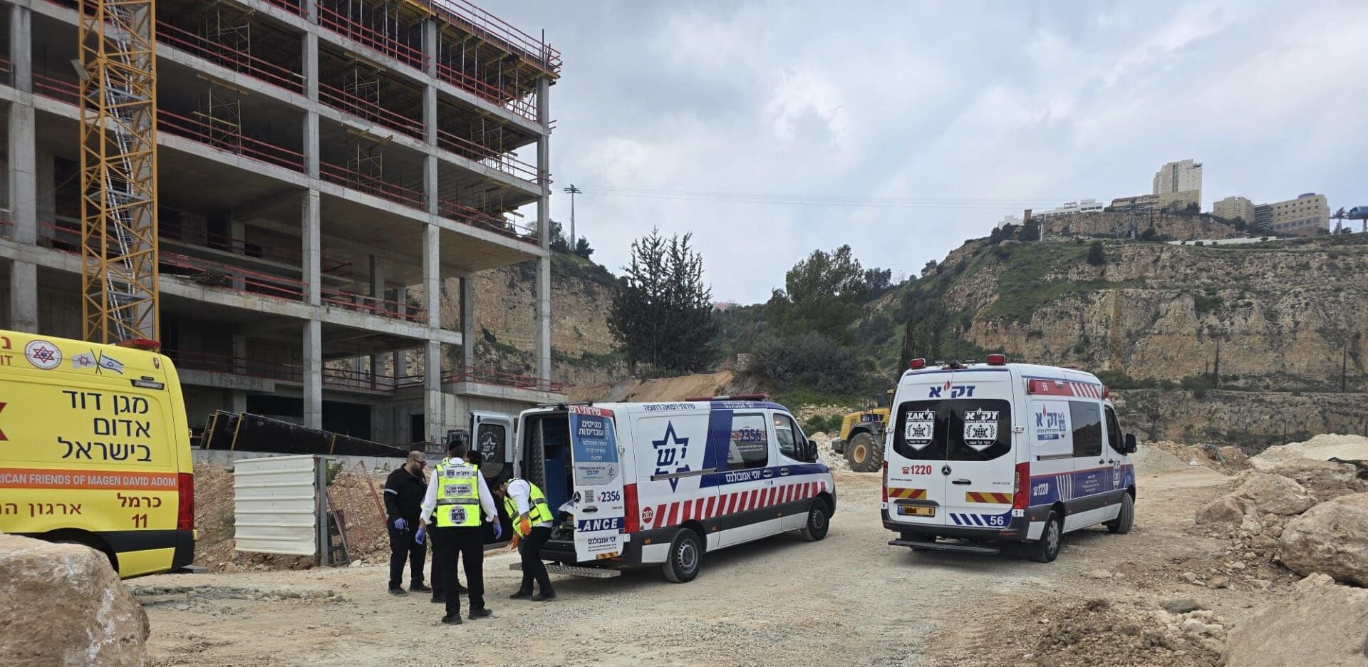 טיפול בכבוד המת - פועל נהרג כאשר קיר אדמה קרס באתר בנייה בעיר נשר - 13/3/26 (צילום: זק״א)