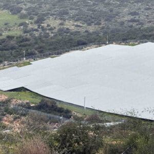 חווה סולרית להפקת חשמל מאנרגיית השמש (צילום: ירון כרמי)