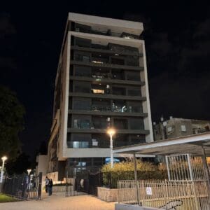 בניין מגורים מול תאטרון חיפה (צילום: ירון כרמי)