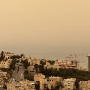 אובך כבד בחיפה – אבק באוויר – שבת 14/3/26 (צילום: ירון כרמי)