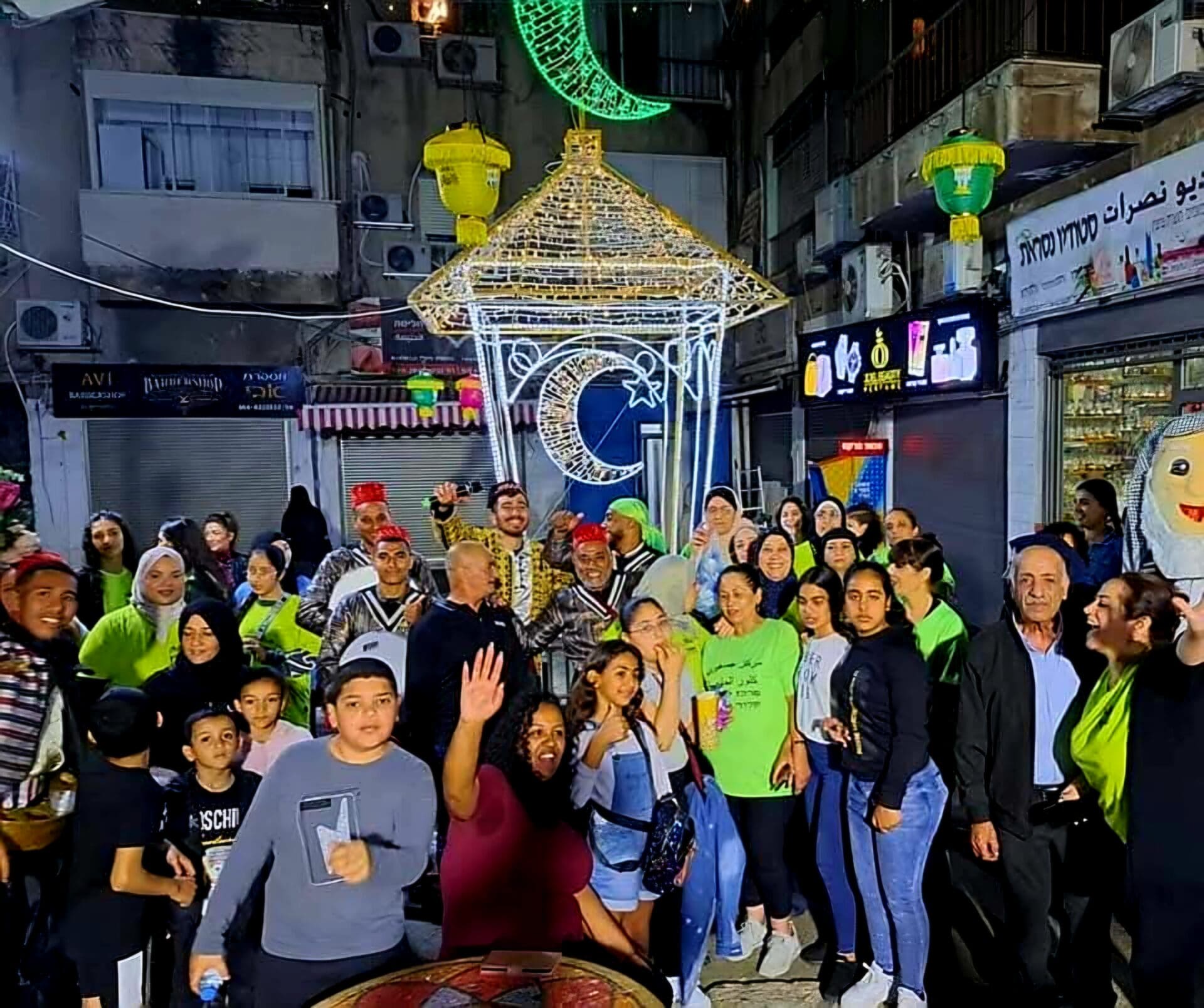 נוער וחוגגים - בסיום התהלוכה ערב החג בשנים עברו - אירועי 'מרכז קהילתי חליסה' (צילום: אלבום פרטי, בהייה ג'ובראן קסיס)