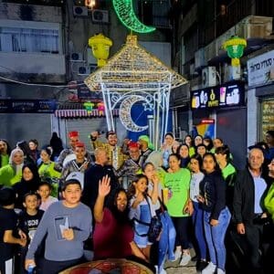 נוער וחוגגים – בסיום התהלוכה ערב החג בשנים עברו – אירועי 'מרכז קהילתי חליסה' (צילום: אלבום פרטי, בהייה ג'ובראן קסיס)