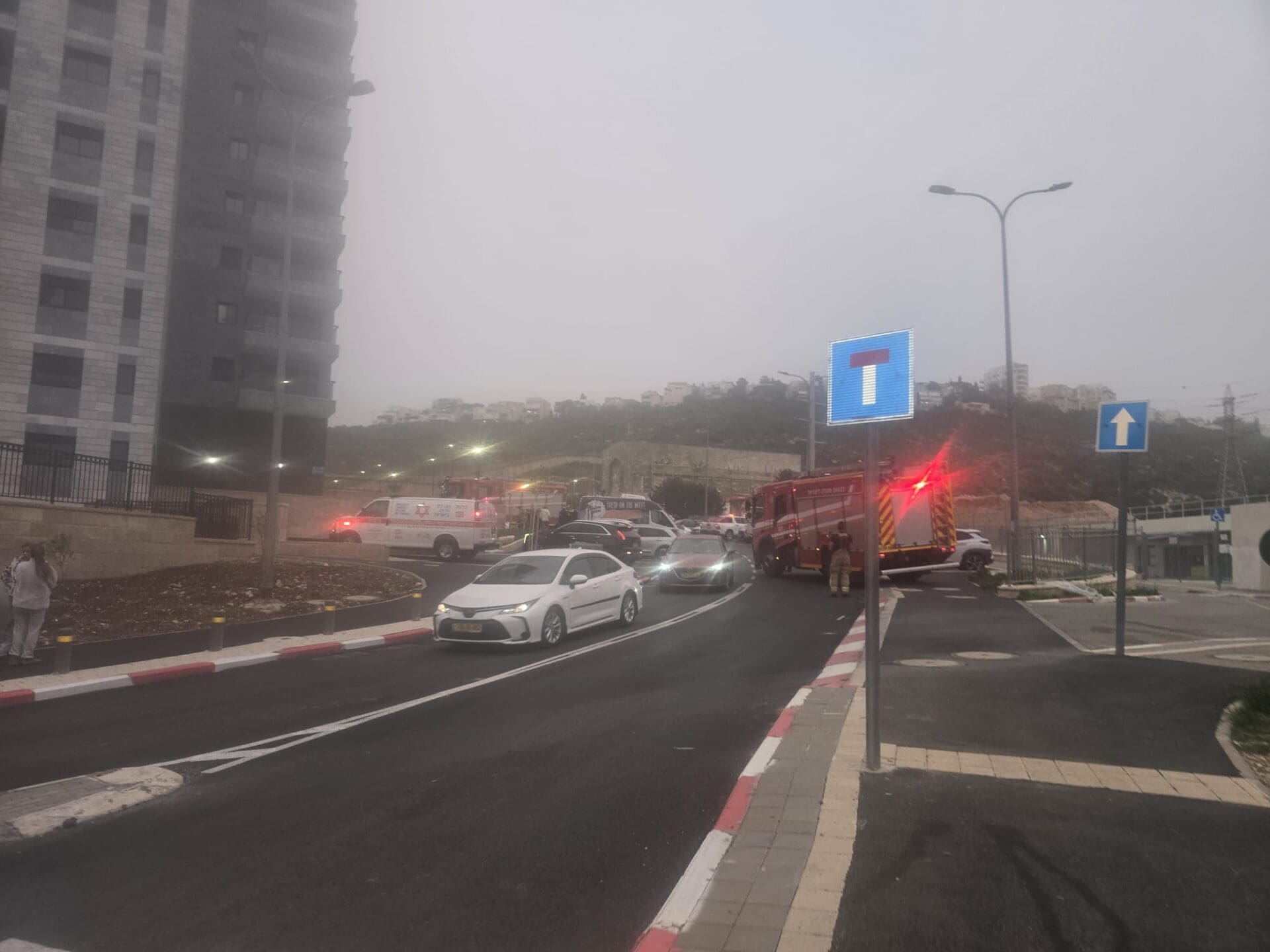 מתקן אשפה עלה באש בבניין רב קומות ברמת הנשיא בחיפה - מוצ״ש 14/3/26 (צילום: דודי מיבלום)