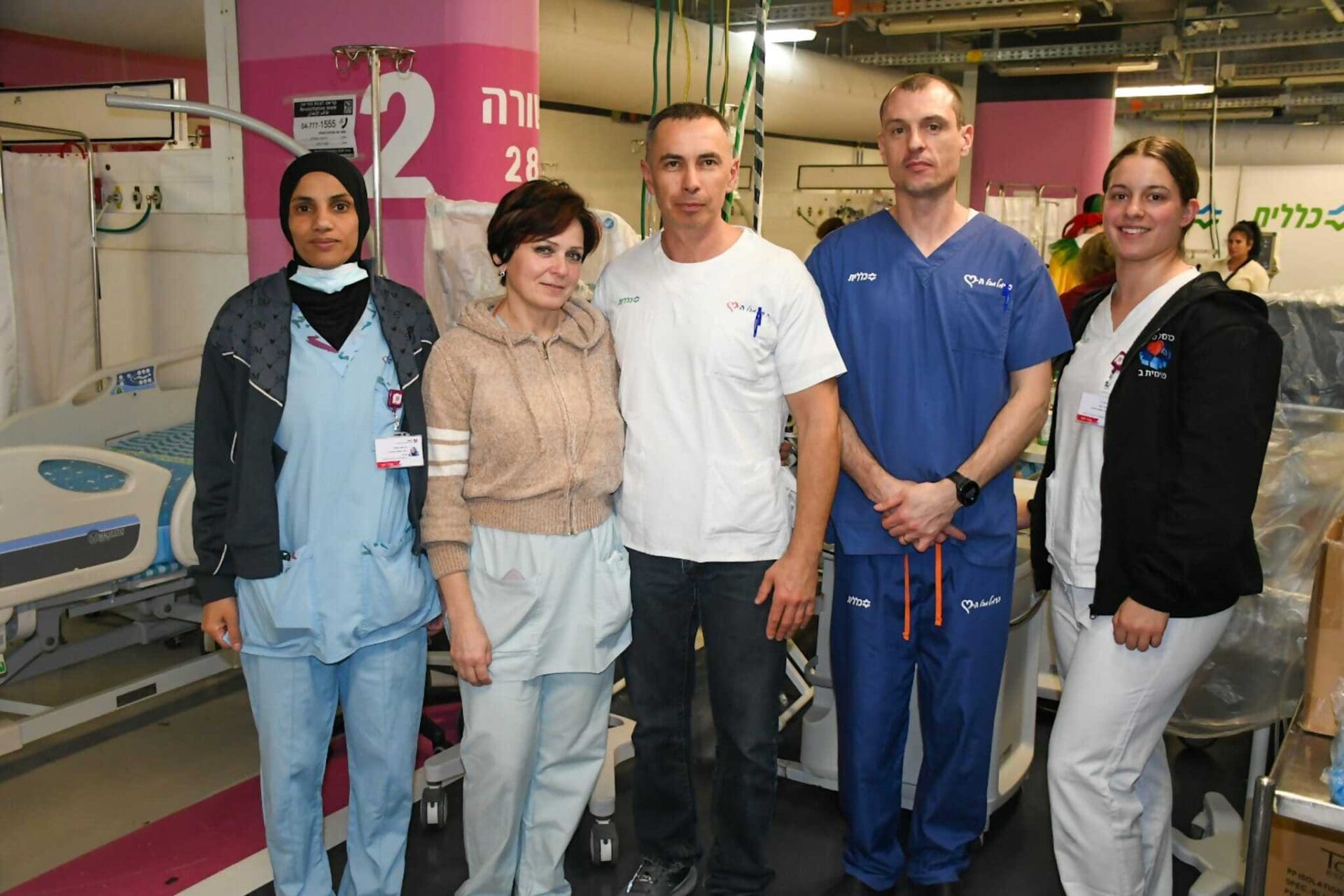 ויטלי עם אחים ואחיות כרמל במתחם התת קרקע (צילום: ירון חזן - בי"ח כרמל)