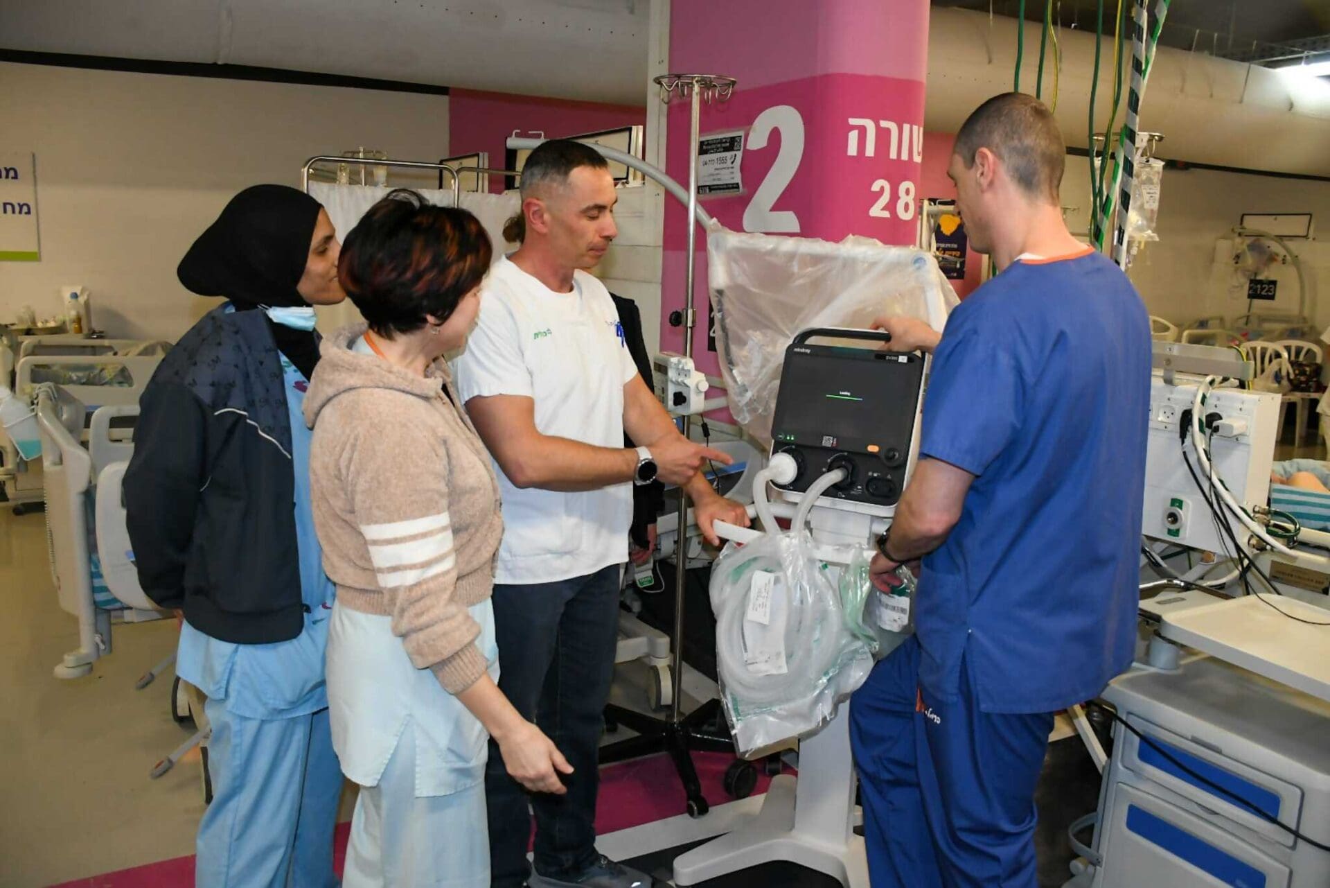 ויטלי עם צוותי האחיות של כרמל במתחם התת קרקע (צילום: ירון חזן - בי"ח כרמל)