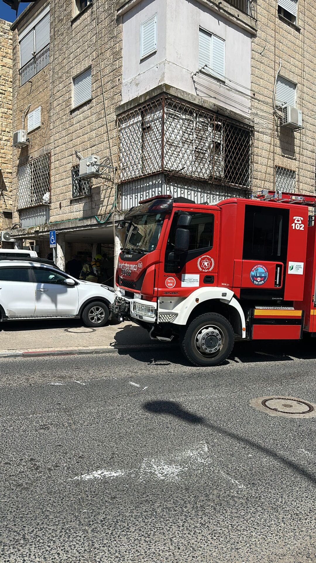 כבאית במקום בערת הקורקינט החשמלי (צילום: כבאות והצלה)