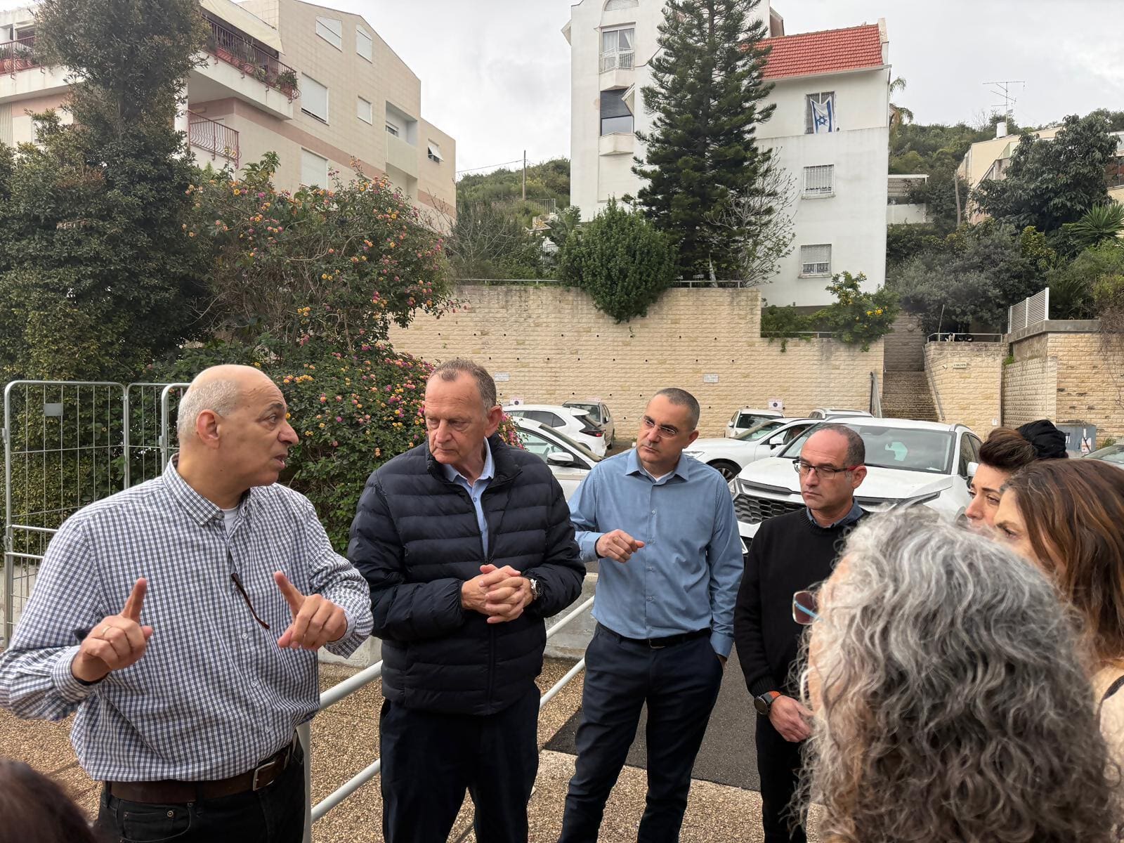 ביקור יוחנן לוקר במרפאות רוממה ואינשטיין במלחמת שאגת הארי (צילום: כללית)