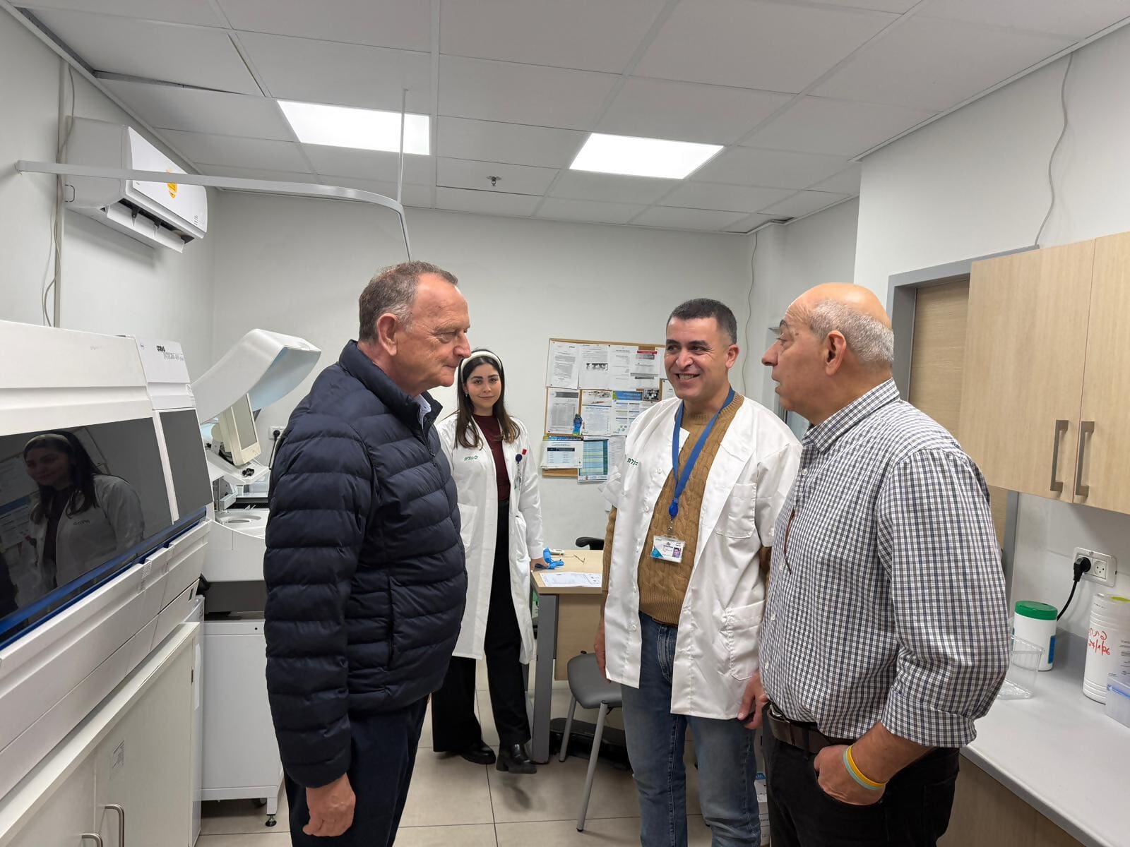 ביקור יוחנן לוקר במרפאות רוממה ואינשטיין במלחמת שאגת הארי (צילום:כללית)