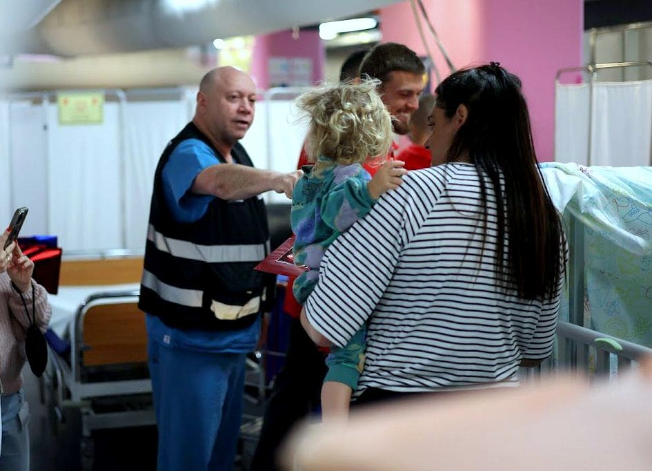 מרגש בצל המלחמה: הפועל חיפה ביקרו ילדים מאושפזים בביה"ח התת קרקעי רמב"ם (צילום: יוסי ויינר, דוברות המרכז הרפואי רמב"ם).
