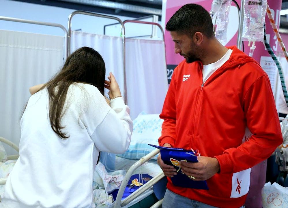 מרגש בצל המלחמה: הפועל חיפה ביקרו ילדים מאושפזים בביה"ח התת קרקעי רמב"ם (צילום: יוסי ויינר, דוברות המרכז הרפואי רמב"ם).