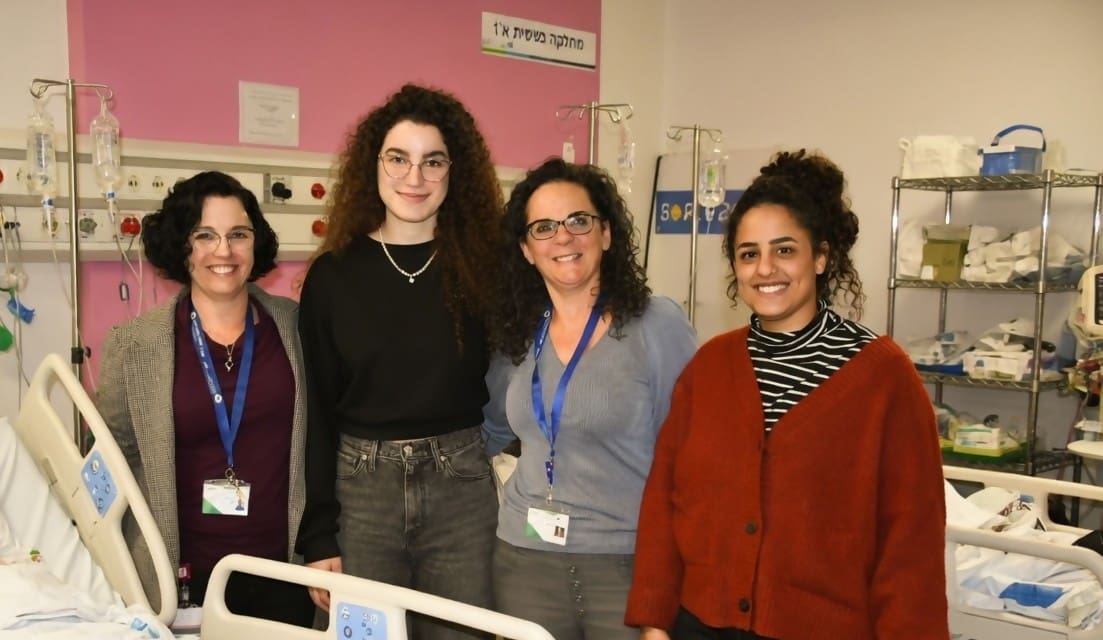 הסטודנטיות אור ומיער בביהח עם דר שרון קמה וגלית רטנר (צילום: ירון חזן - בי
