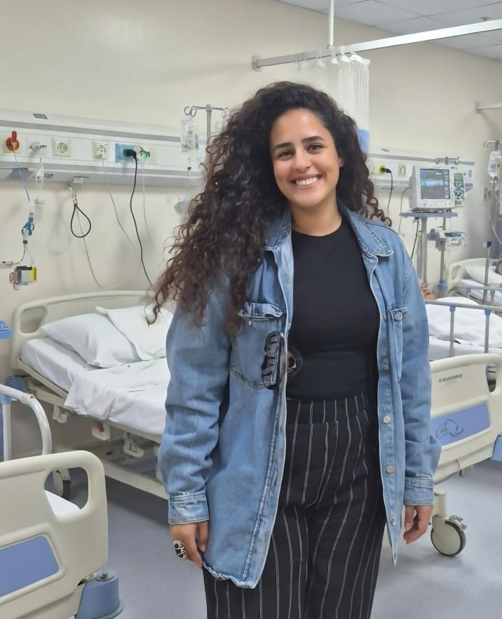 הסטודנטית אור שרעבי בבית החולים (צילום: ירון חזן בי"ח כרמל)