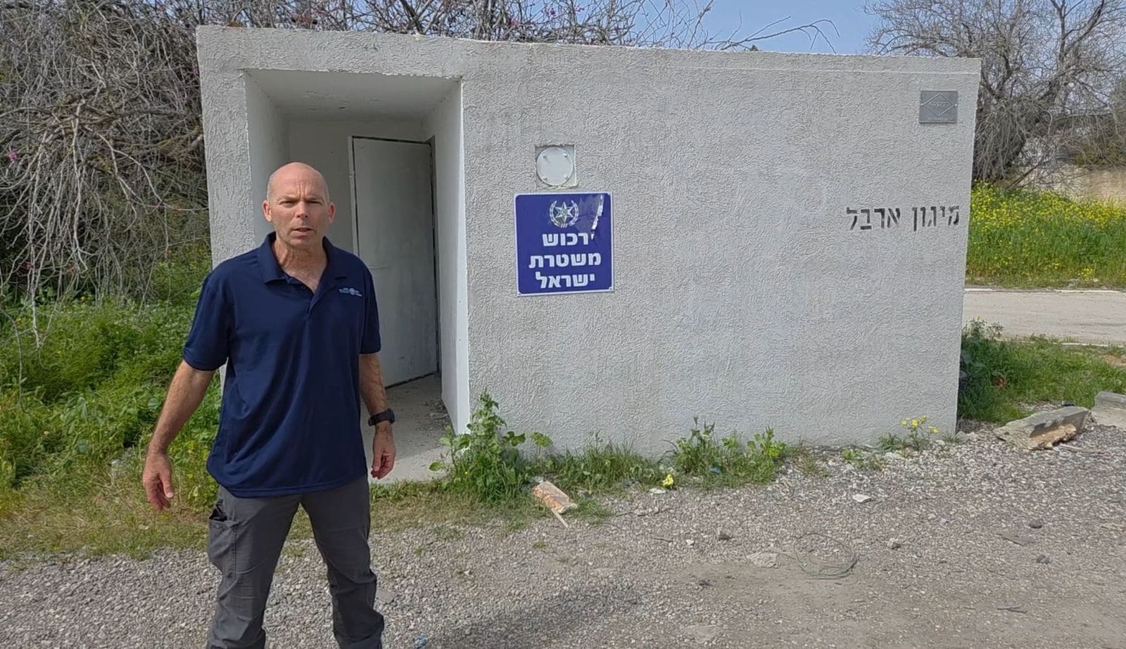 מפקח רשות העתיקות ניר דיסטלפלד ליד המיגונית. (צילום: איתן קליין, רשות העתיקות)