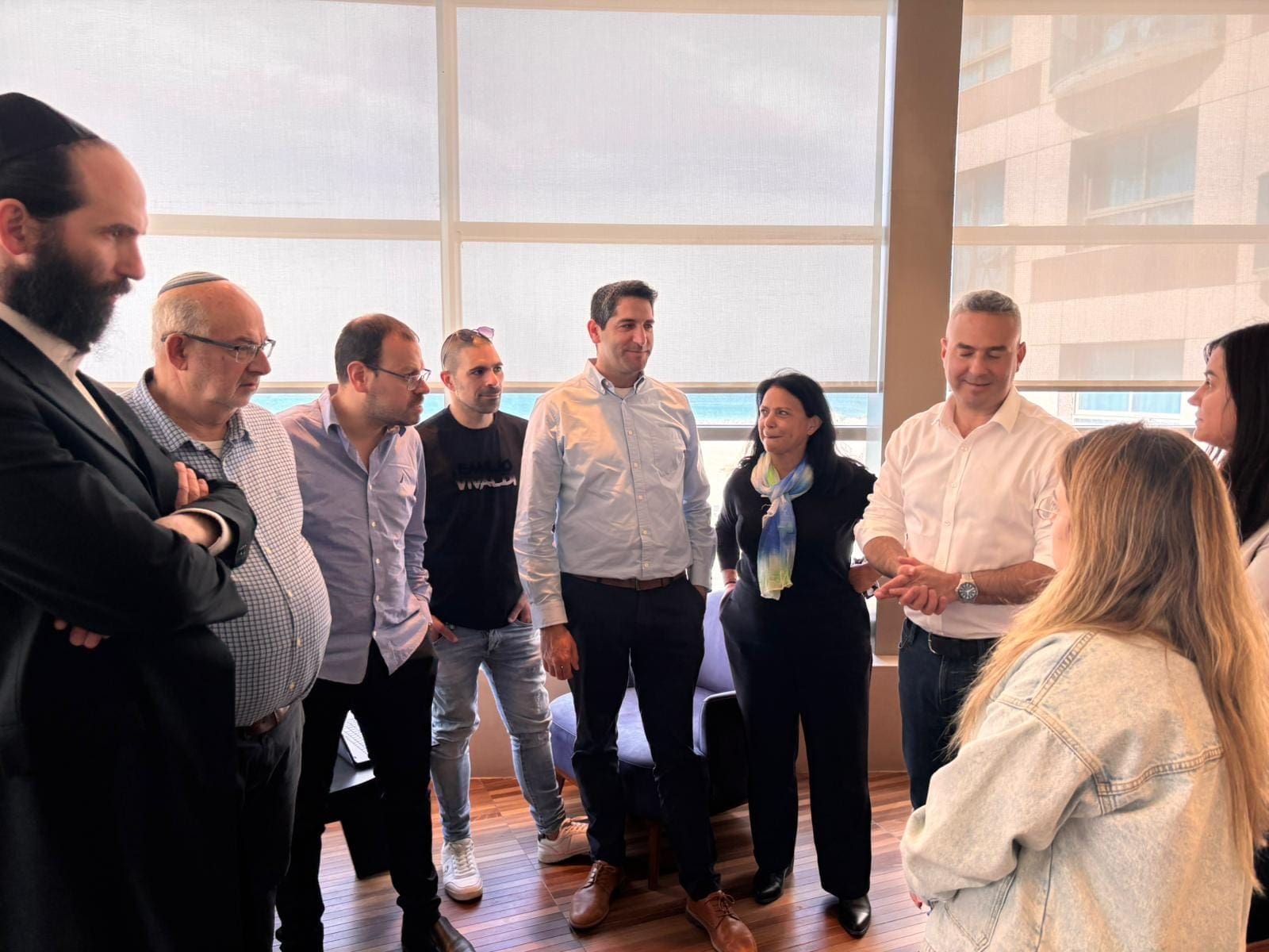 מנכ״ל המשרד יהודה מורגנשטרן וראש העיר טירת הכרמל דוד כהן יחד עם בכירי המשרד, ראש זרוע שיכון נתנאל לפידות, אסנת קמחי מנהלת מינהל הכפר, שלמה פייבלוביץ מנהל מחוז חיפה, נסי אנגל כץ, ומסי ראש מנהל קו עימות במשרד.(צילום: משרד השיכון)