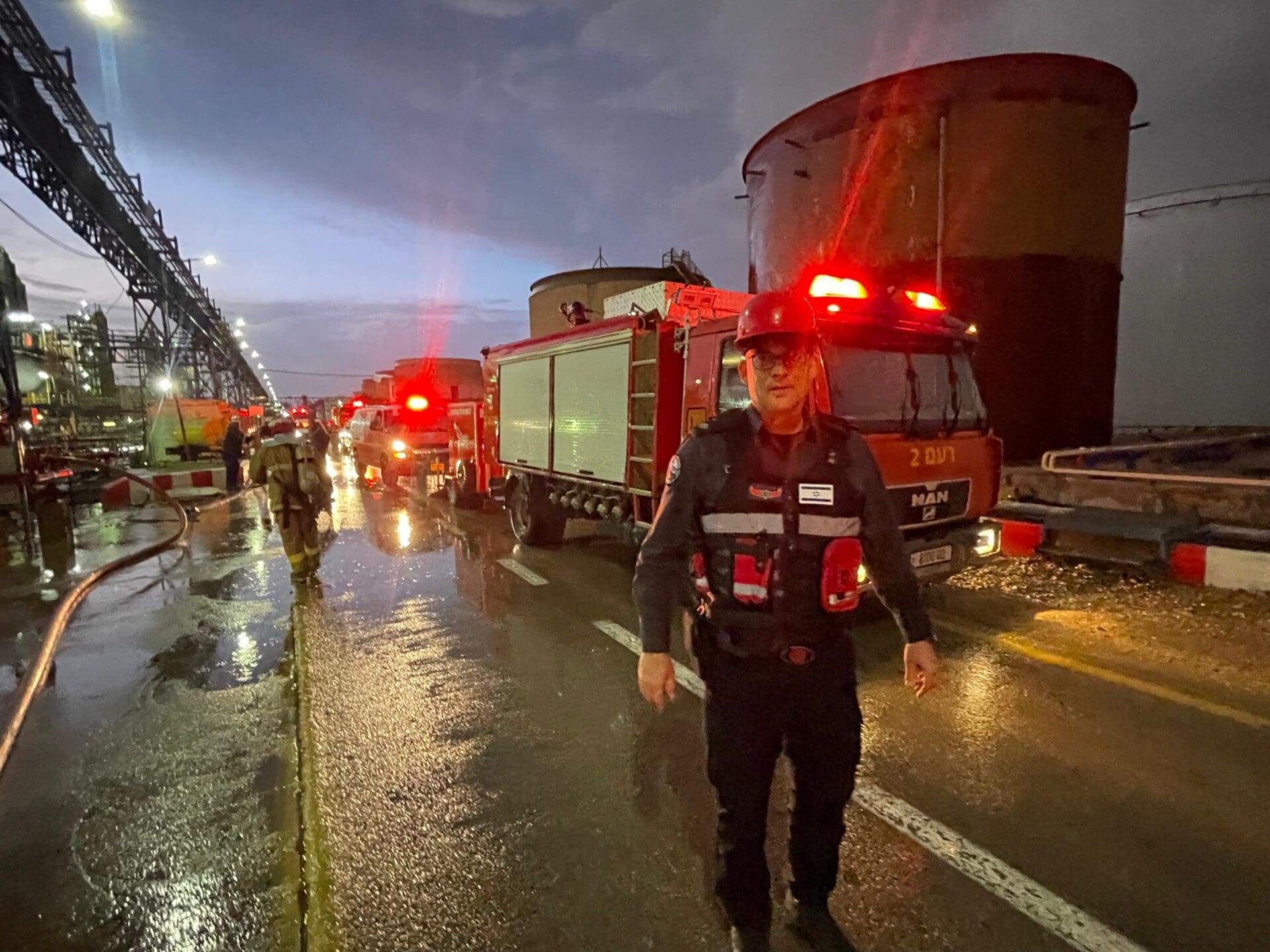 שבר יירוט טיל איראני פגע במתקן בבתי הזיקוק בחיפה 19/3/26 (צילום: כבאות והצלה)