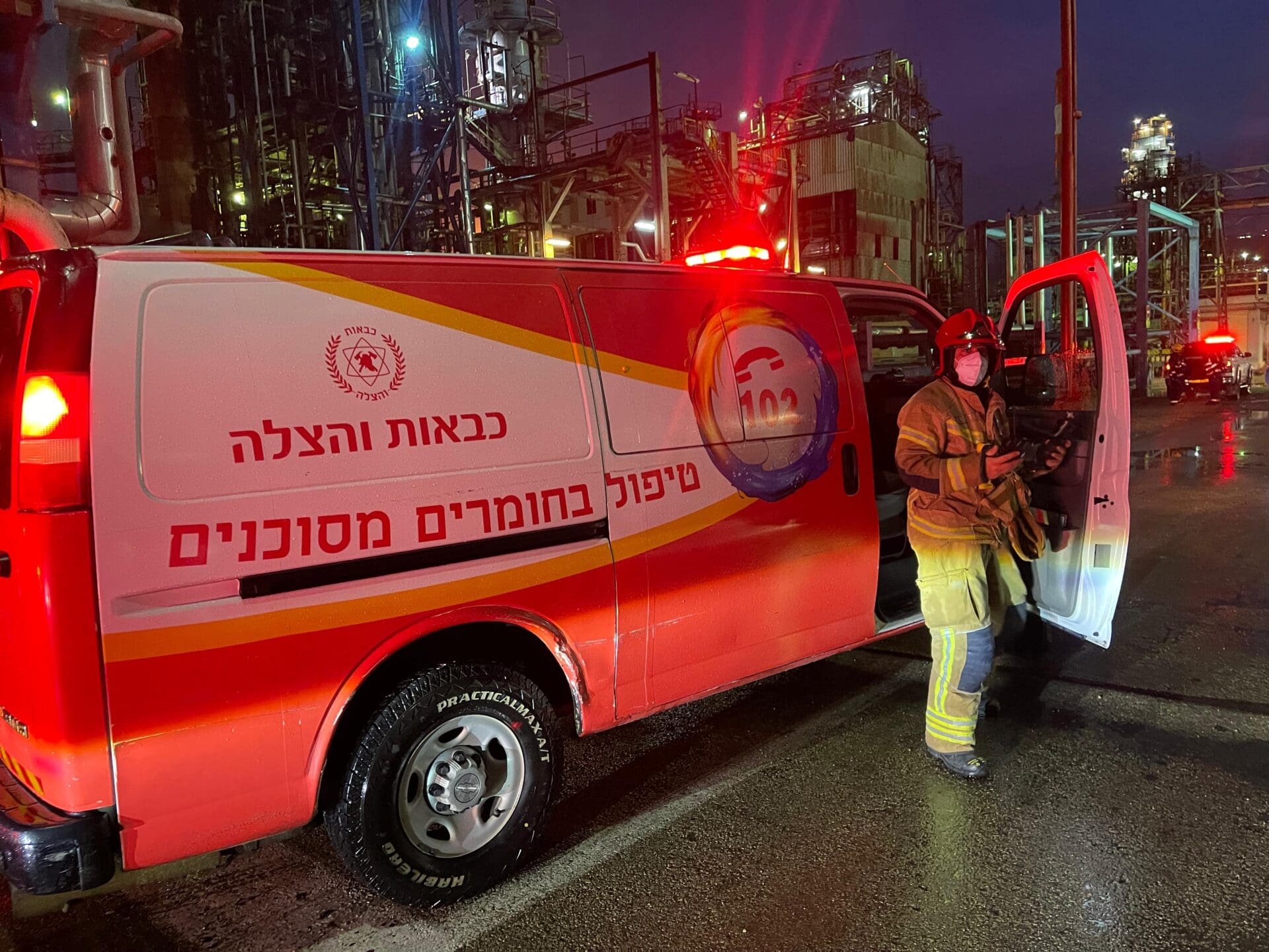 שבר יירוט טיל איראני פגע במתקן בבתי הזיקוק בחיפה 19/3/26 (צילום: כבאות והצלה)