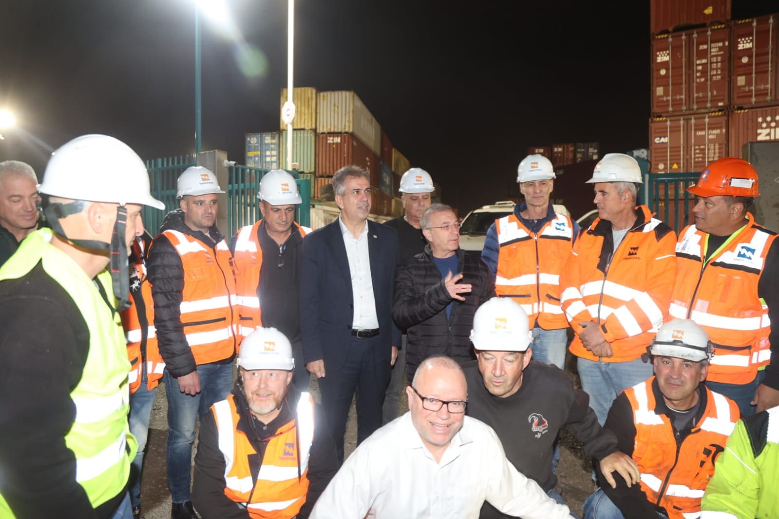 שר האנרגיה אלי כהן בטח עם עובדי חברת חשמל (צילום:יוסי וייס)