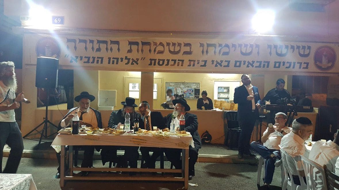 חוגגים חג בבית הכנסת המיועד להריסה בקריית אליעזר (צילום: עמותת בית הכנסת)