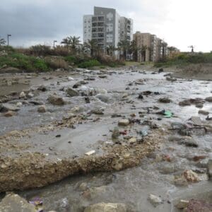 חוף גליה לשעבר נחשף על גבול קרית חיים…קרית ים (צילום: מוטי מנדלסון)