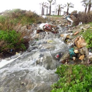 שפוכת נובעת מצינור מי הנגר כנראה משבר (צילום: מוטי מנדלסון)