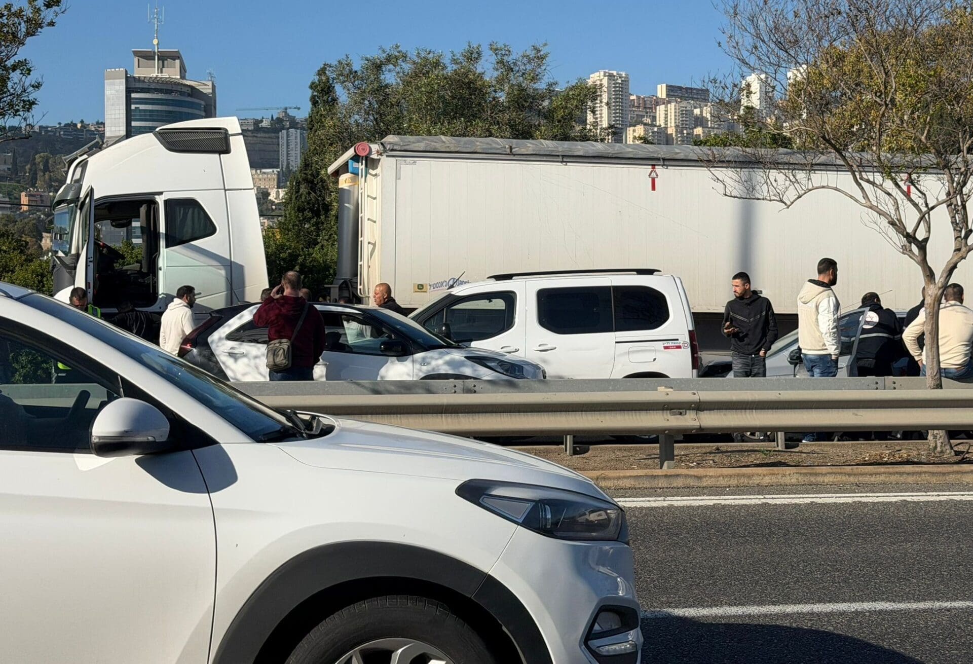 תאונת דרכים בכביש 22 עם מעורבות משאית (צילום: איחוד הצלה)