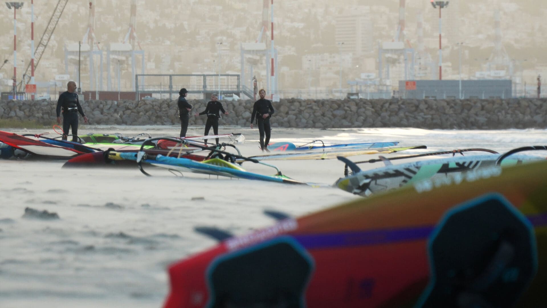רצועת חול רחבה ויציבה המאפשרת גישה מצויינת למים וקרבה לעמדת השופטים - חוף הזנבות - קריית חיים (צילום: דודו לוי)