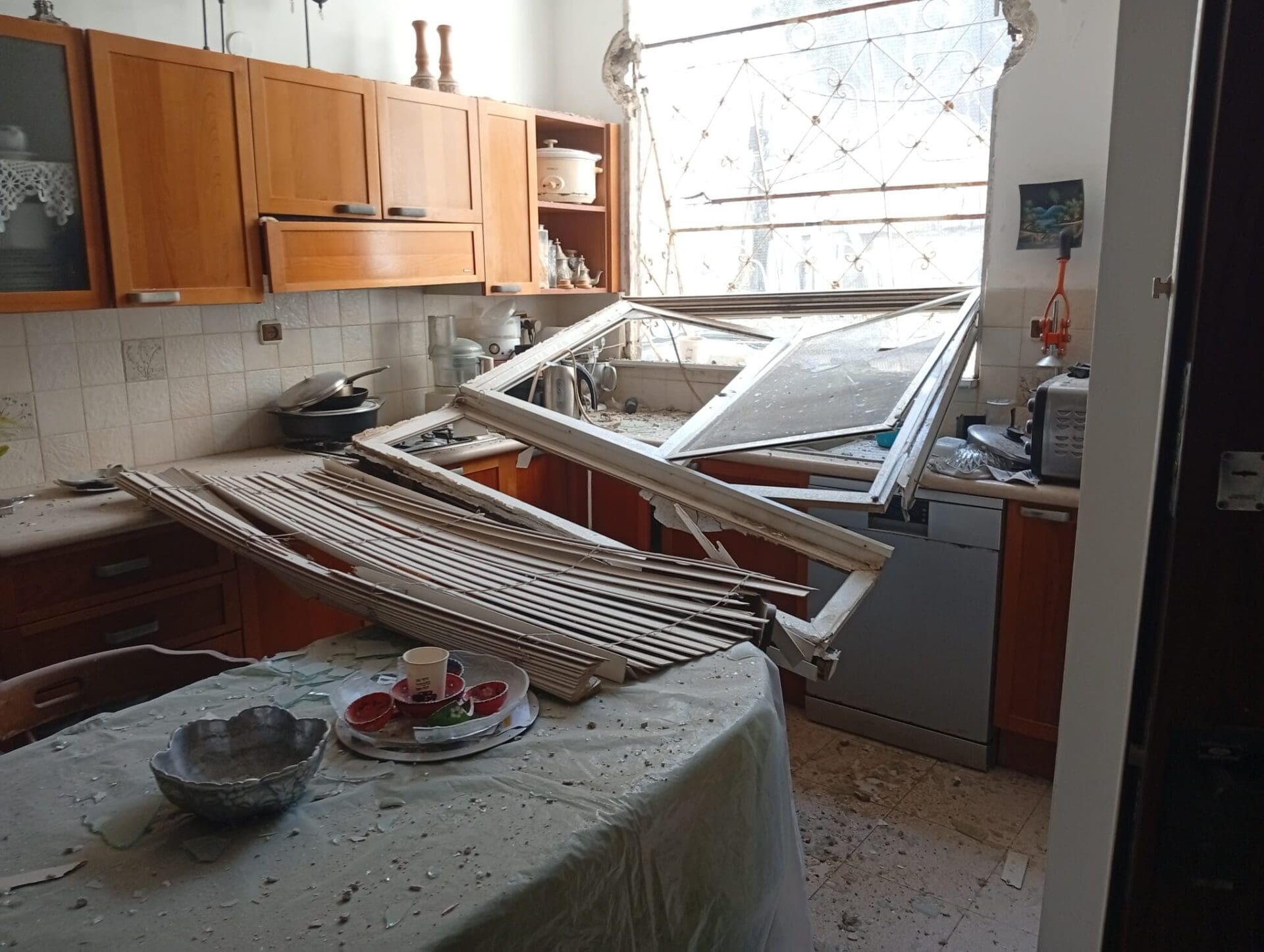 פגיעת פצצת מצרר בחיפה  09/13 26/3/26 (צילום: איחוד הצלה)
