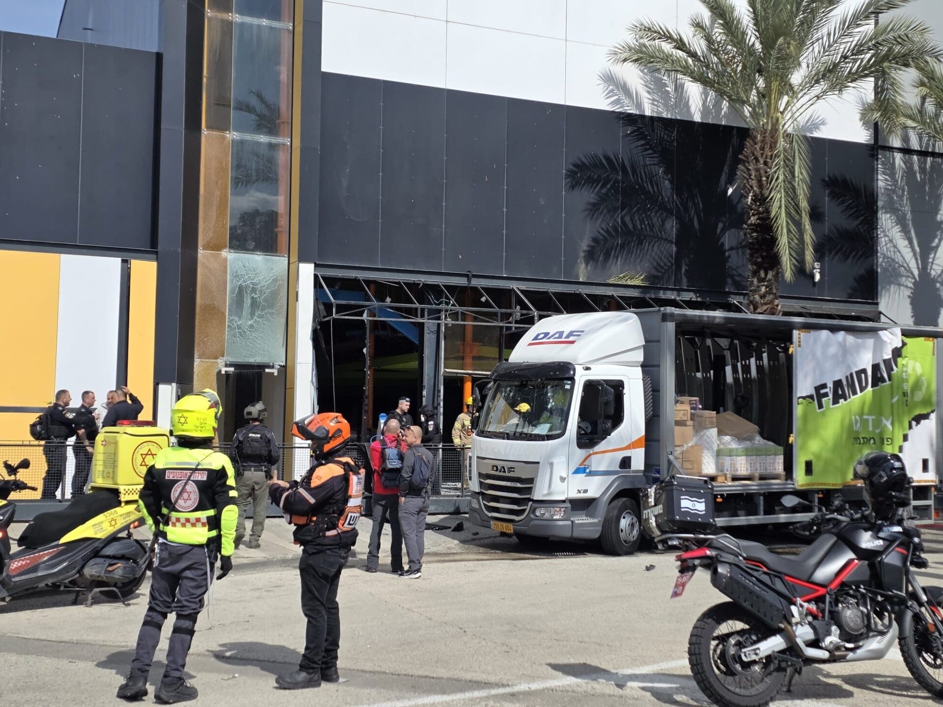 פגיעת פצצת מצרר במרכז הקניות ביג קריות (צילום: איחוד הצלה)