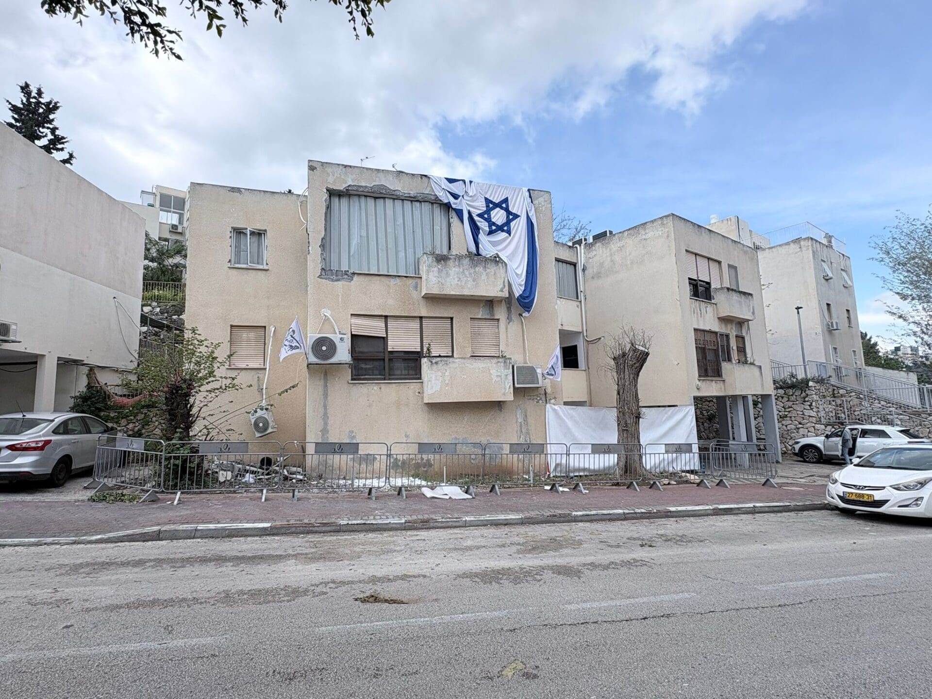הבניין שנפגע ועליו דגל ישראל (צילום: מיכל גרובר)