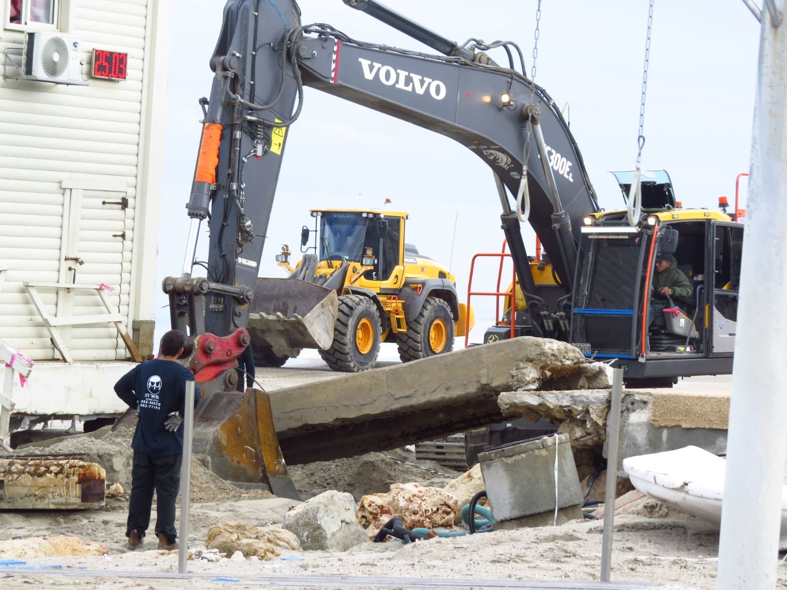 ציוד הנדסי לתיקון תשתיות החוף (צילום: מוטי מנדלסון)