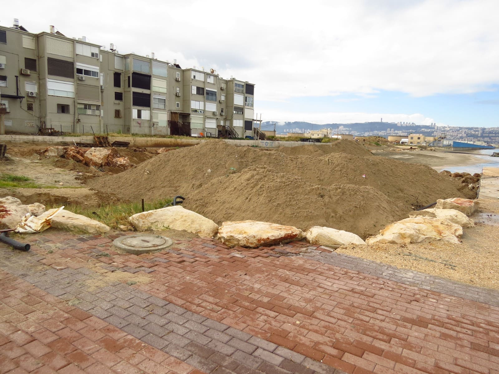 מילוי השטח שהתרוקן מחול (צילום: מוטי מנדלסון)