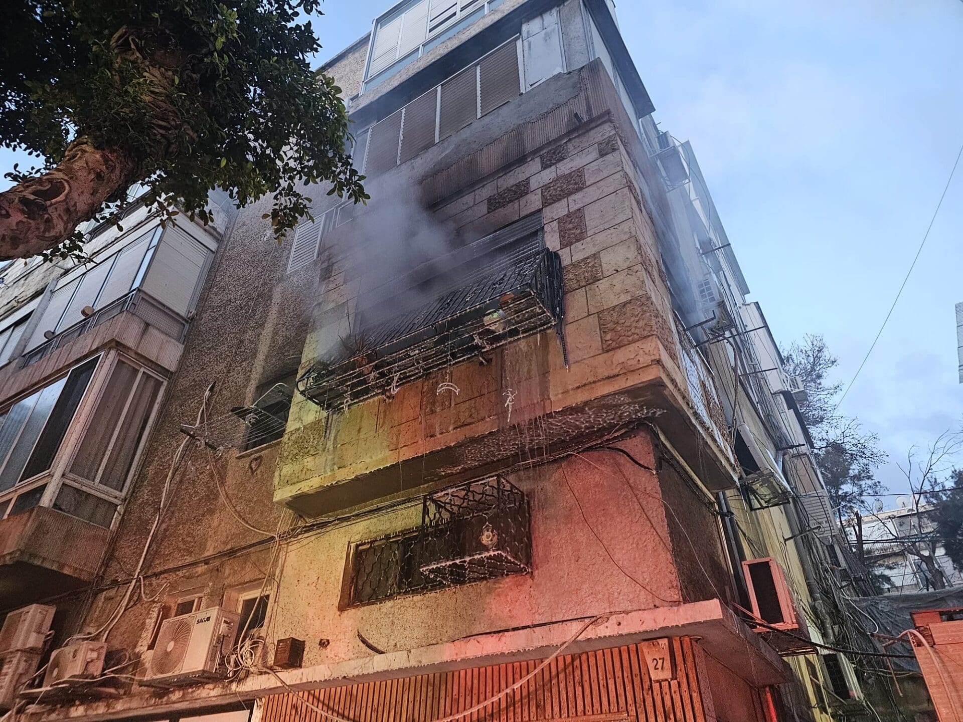 שריפה במבנה מגורים ברחוב הרצליה בחיפה 27/3/26 (צילום: כבאות והצלה)