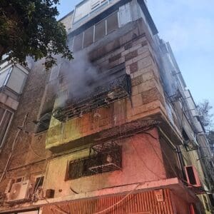 שריפה במבנה מגורים ברחוב הרצליה בחיפה 27/3/26 (צילום: כבאות והצלה)