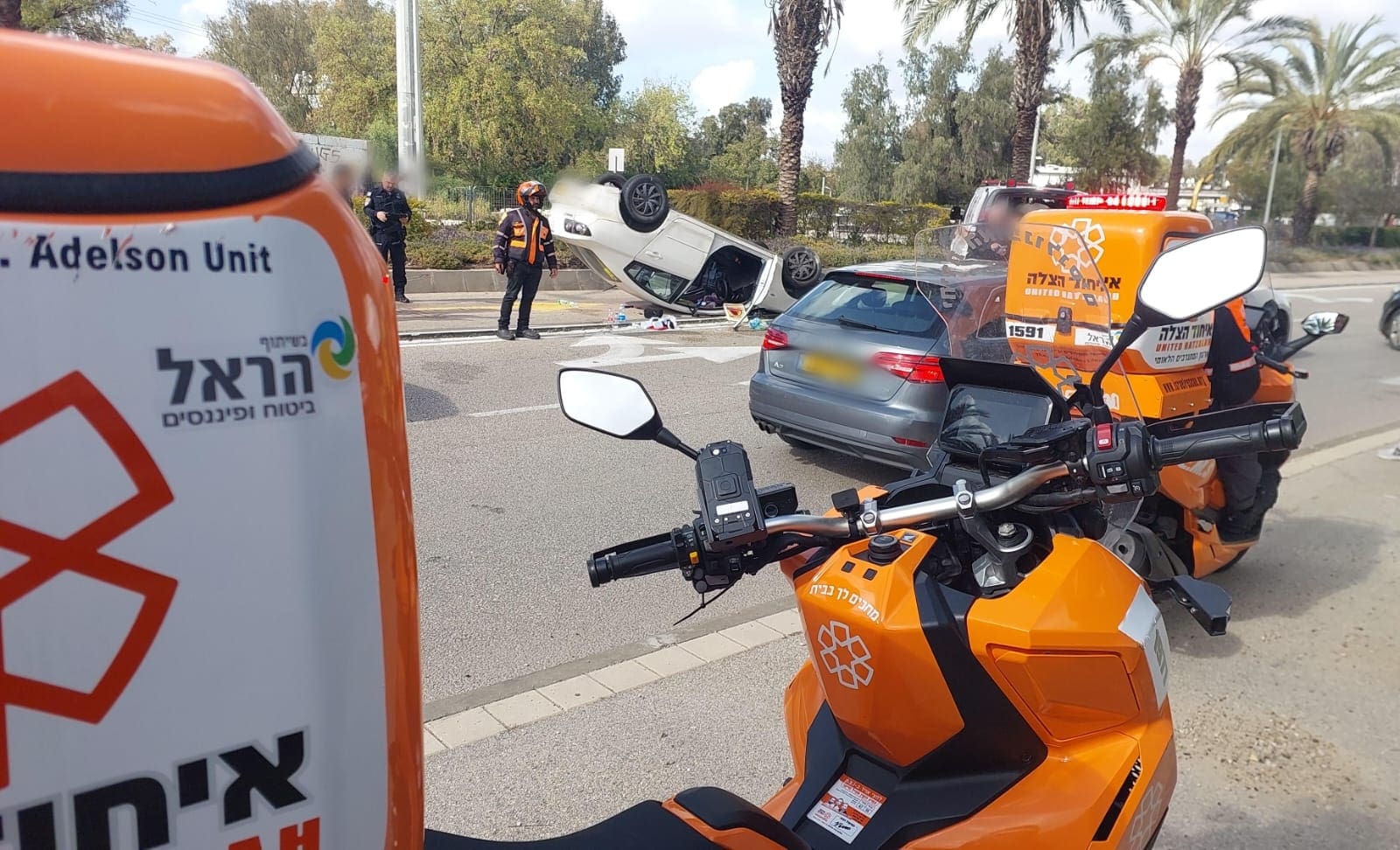 שתי נשים נפצעו באורח ינוני בהתהפכות רכבן ברחוב האיצטדיון בקריית חיים - חיפה (צילום: איחוד הצלה)