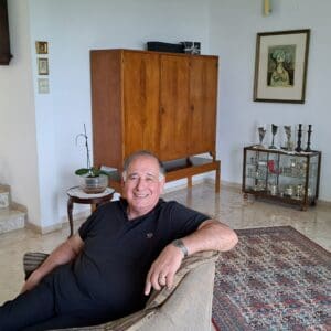 יונה יהב בביתו -אישיותו: מסירות בלתי נלאית לעיר חיפה ולתושביה (צילום: רחלי אורבך)