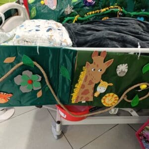 מתוצרי המיזם של מיכל בן שבתאי – מיטה במחלקת הילדים בבית חולים הרצוג בירושלים (צילום: אלבום פרטי מיכל בן שבתאי)
