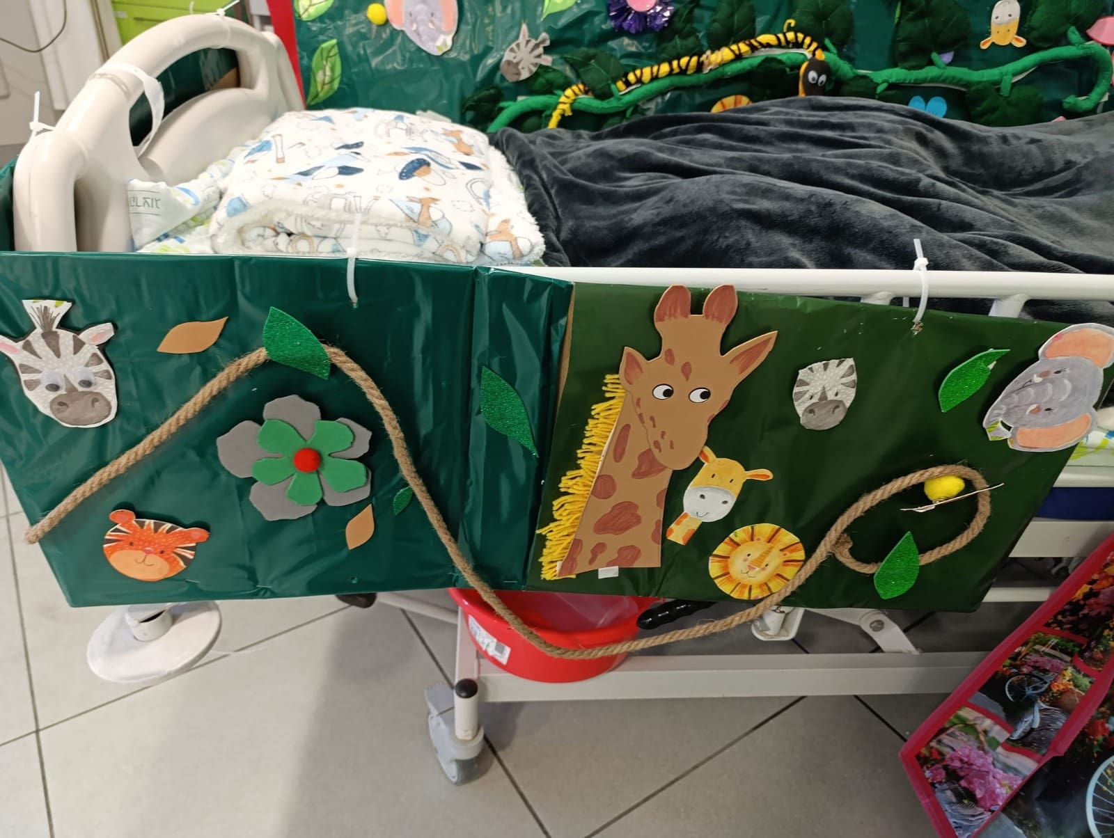 מתוצרי המיזם של מיכל בן שבתאי - מיטה במחלקת הילדים בבית חולים הרצוג בירושלים (צילום: אלבום פרטי מיכל בן שבתאי)