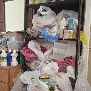 בבית מיכל בן שבתאי – ארונות ומדפים המלאים בחומרי יצירה (צילום: רחלי אורבך)