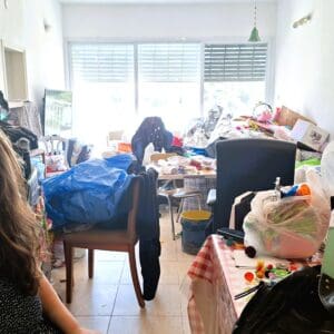 מיכל בן שבתאי – בסלון ביתה (צילום: רחלי אורבך)