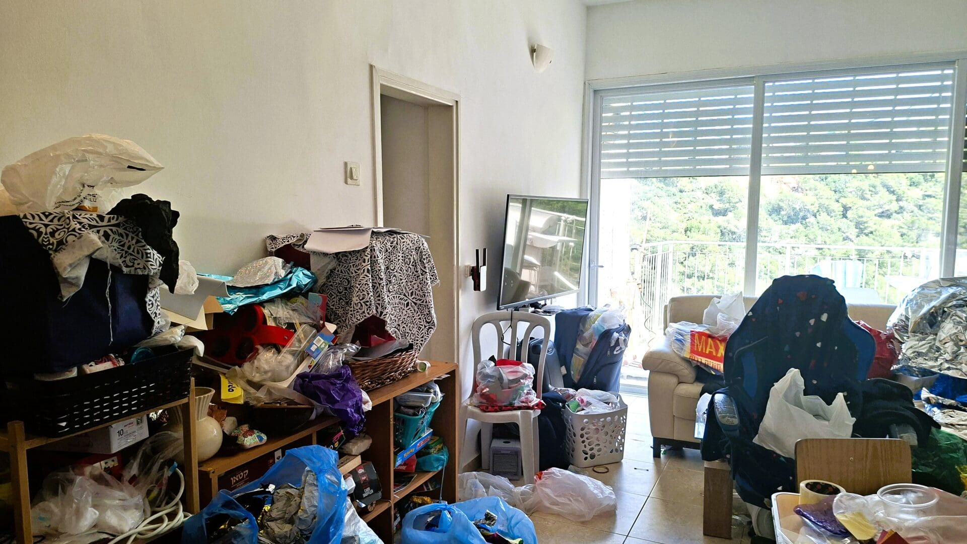 בבית מיכל בן שבתאי - סלון הבית שהפך ל"מפקדה" (צילום: רחלי אורבך)