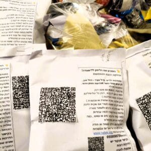 בבית מיכל בן שבתאי – ילדים מקבלים ערכות, פותחים אותן על שולחן המטבח או בסלון, ונכנסים לעולם של יצירה (צילום: רחלי אורבך)