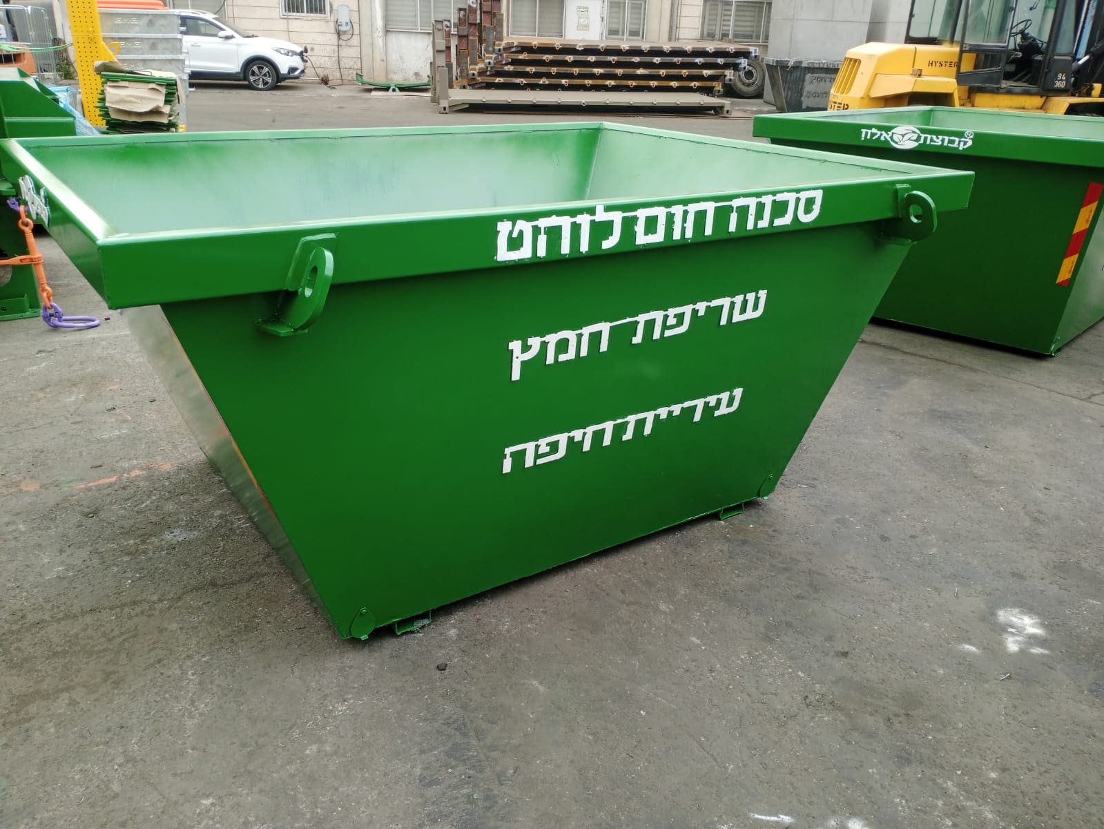 מכולות ייעודיות לשריפת חמץ (צילום: עיריית חיפה)