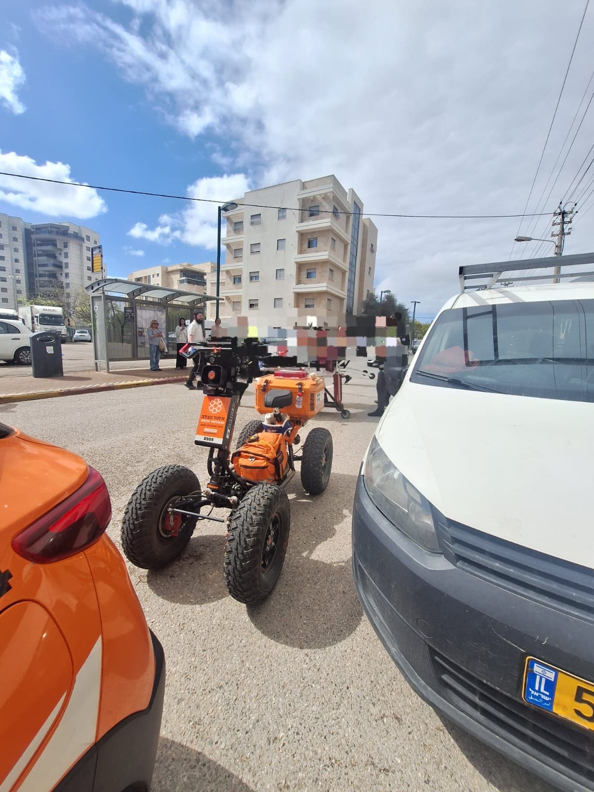 סיוע לאדם שהתחשמל בקריית אתא (צילום: איחוד הצלה)