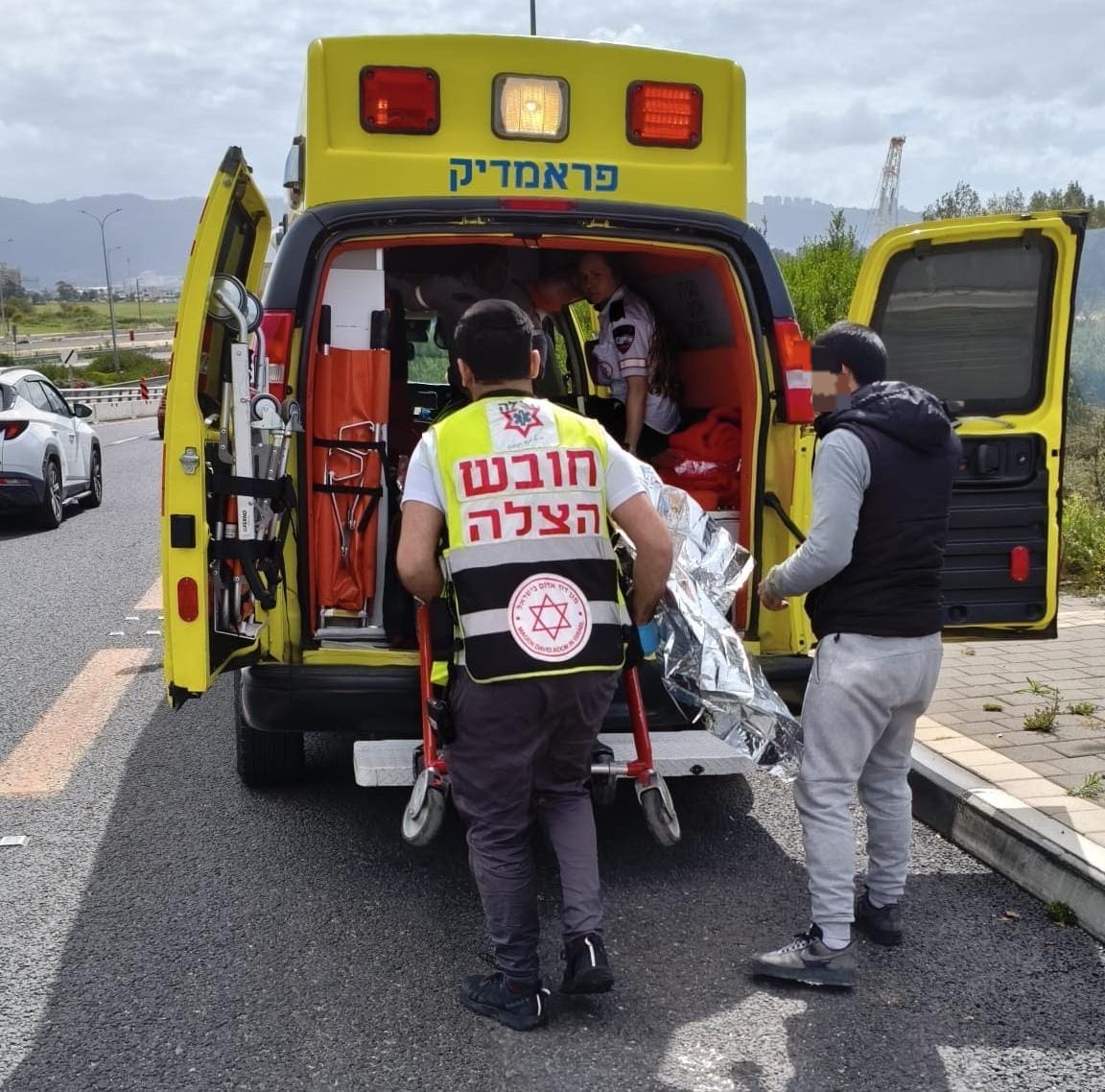 פינוי אדם שהתחשמל בקריית אתא (צילום: ארגון הצלה)